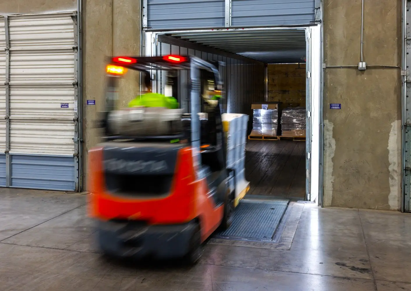 Industries-ForkliftLoadingTrailer-Md